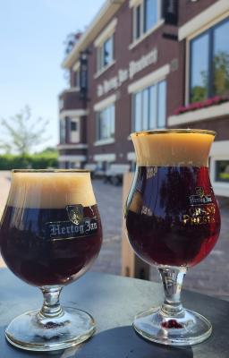 Photo of two full glasses on the Hertog Jan patio